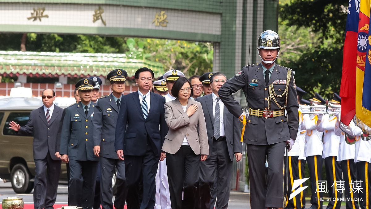 蔡英文總統16日出席陸軍官校92週年校慶,並於校閱三軍儀隊時行舉手禮。(顏麟宇攝) 蔡英文總統16日出席陸軍官校92週年校慶,並於校閱三軍儀隊時行舉手禮。(顏麟宇攝)