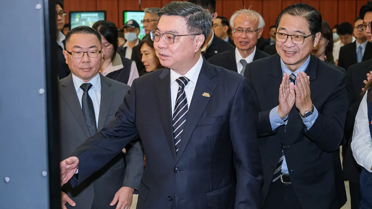 行政院長卓榮泰(中)拒絕執行財劃法掀起熱議。(資料照,劉偉宏攝) 行政院長卓榮泰(中)拒絕執行財劃法掀起熱議。(資料照,劉偉宏攝)