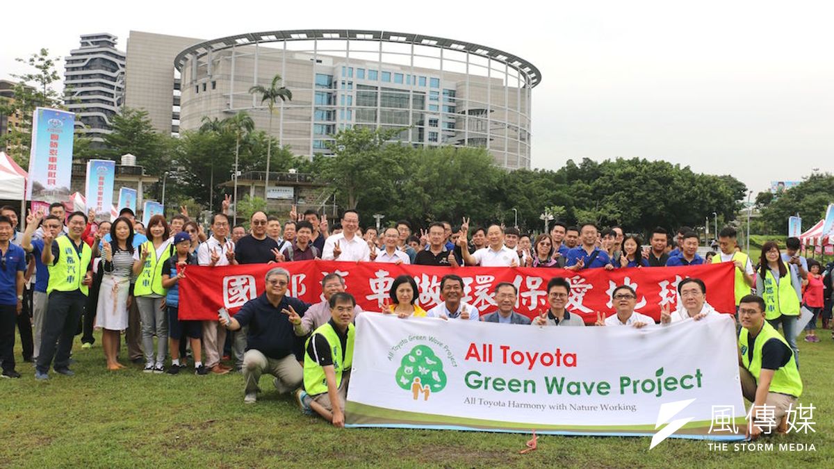 國都汽車環境月「美崙科學公園環保減塑植樹趣」出席賓客合影留念。(圖/李梅瑛攝) 國都汽車環境月「美崙科學公園環保減塑植樹趣」出席賓客合影留念。(圖/李梅瑛攝)