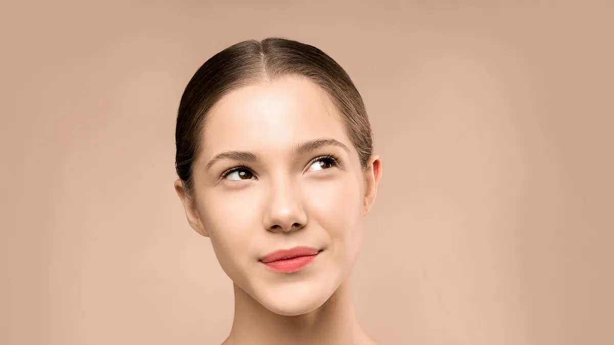 醫美不同於以往的避而不談,現在不但樂於與親友分享治療成果,也會彼此「推坑」醫美療程。(圖/pexels)