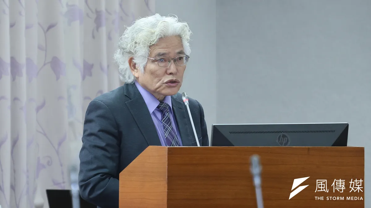 釋字第 782 號雖曾以此公益理由判定合憲,但對比政府能全民普發萬元、且對勞保進行千億撥補之事實,顯見「財政緊急」僅是針對少數群體實施財產奪取的遮羞布,實質上已構成對特定身分者的制度性霸凌。圖為銓敘部長施能傑備詢。(資料照,陳品佑攝)