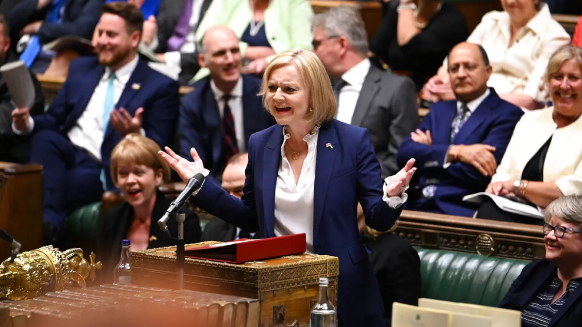 英國首相特拉斯在國會發言。(美聯社)