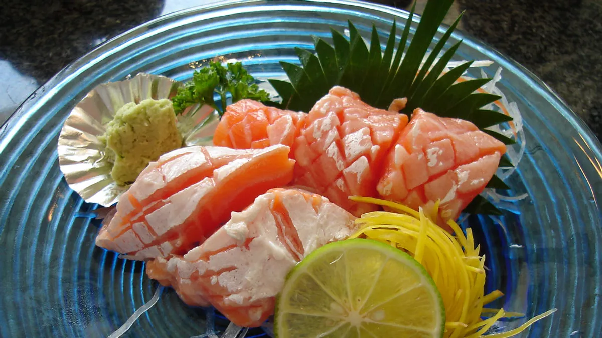 醫師表示,吃生魚片感染絛蟲,在台灣真的非常少見...(圖/takaokun@flickr) 醫師表示,吃生魚片感染絛蟲,在台灣真的非常少見...(圖/takaokun@flickr)