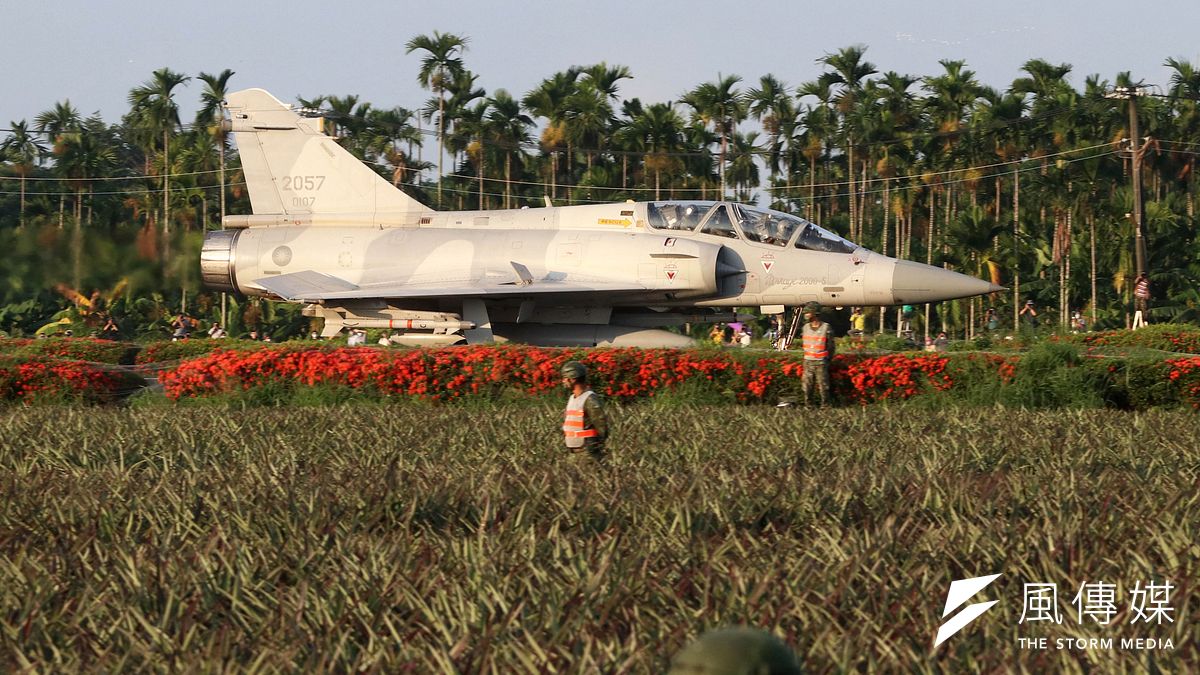 種種跡象指向空軍還不打算放棄幻象2000,因此未來如何進一步提升性能,使其至少能再戰10年,考驗軍方甚鉅。(資料照,蘇仲泓攝) 種種跡象指向空軍還不打算放棄幻象2000,因此未來如何進一步提升性能,使其至少能再戰10年,考驗軍方甚鉅。(資料照,蘇仲泓攝)