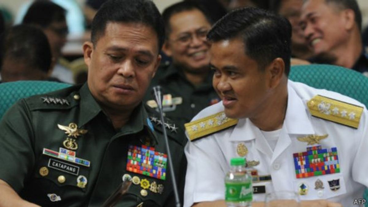 菲律賓西部司令部司令亞歷山大·洛佩茲(右)出席參議院聽證會。(BBC中文網) 菲律賓西部司令部司令亞歷山大·洛佩茲(右)出席參議院聽證會。(BBC中文網)