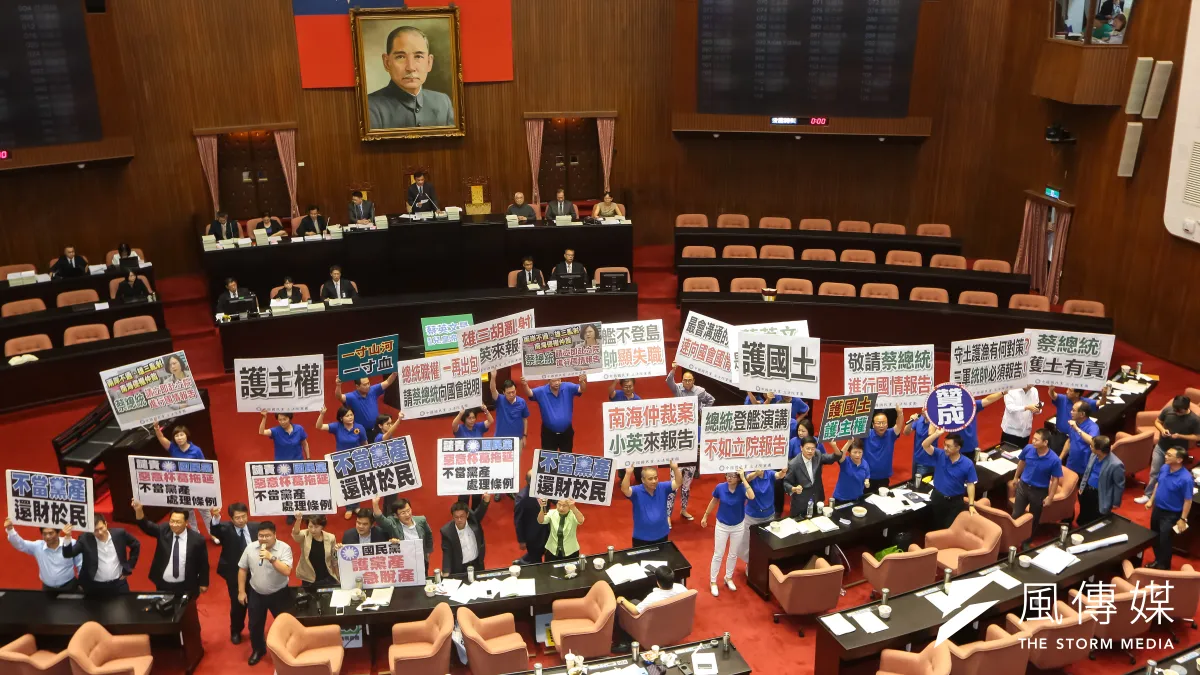 國民黨團為了杯葛《不當黨產處理條例》立法,民進黨團和時力黨團也奉陪到底,一整天表決到午夜大約200餘次,一事無成,只能待臨時會再處理。(顏麟宇攝)
