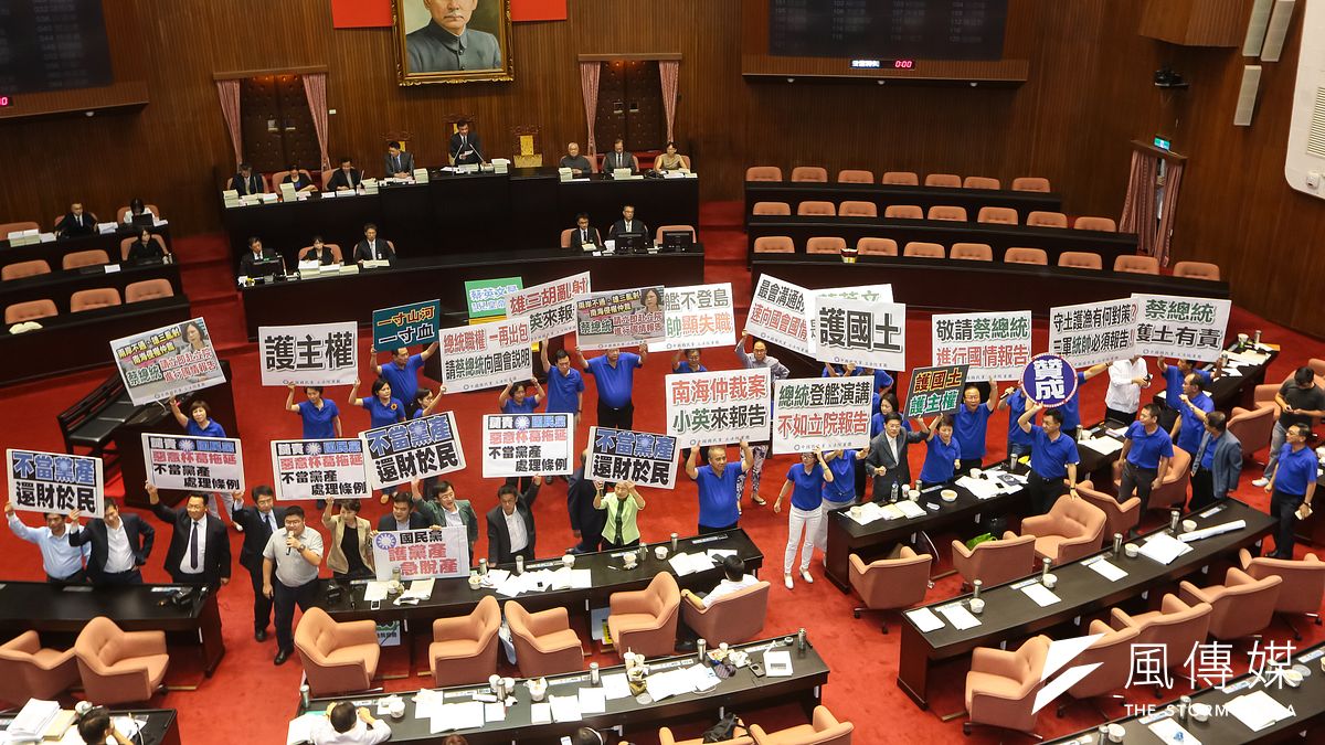 國民黨團為了杯葛《不當黨產處理條例》立法,民進黨團和時力黨團也奉陪到底,一整天表決到午夜大約200餘次,一事無成,只能待臨時會再處理。(顏麟宇攝) 國民黨團為了杯葛《不當黨產處理條例》立法,民進黨團和時力黨團也奉陪到底,一整天表決到午夜大約200餘次,一事無成,只能待臨時會再處理。(顏麟宇攝)