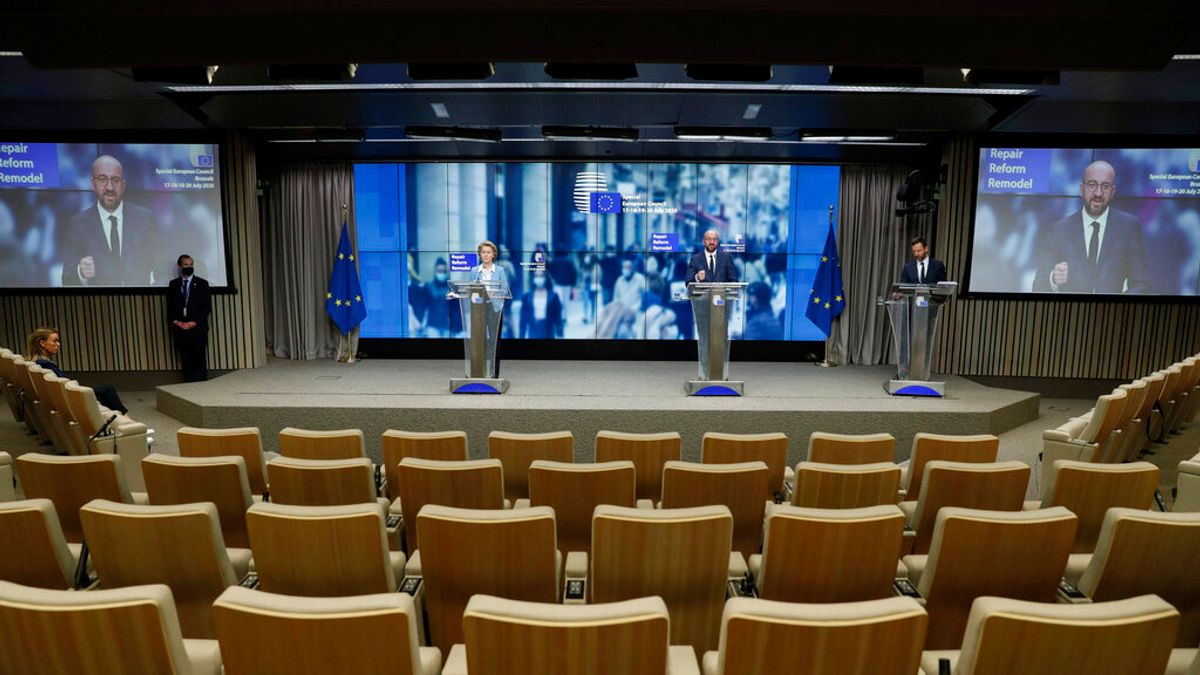 歐盟執委會主席馮德萊恩、歐洲理事會主席米歇爾21日召開記者會,公布歐盟紓困振興方案。(AP) 歐盟執委會主席馮德萊恩、歐洲理事會主席米歇爾21日召開記者會,公布歐盟紓困振興方案。(AP)