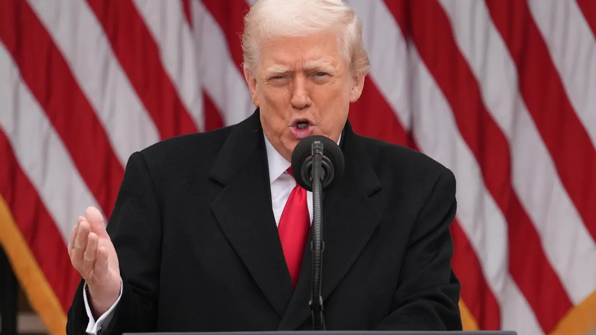 2025年11月25日、アメリカ大統領ドナルド・トランプ氏がホワイトハウスのローズガーデンで行われた感謝祭の七面鳥恩赦式で演説を行う。(AP) 2025年11月25日、アメリカ大統領ドナルド・トランプ氏がホワイトハウスのローズガーデンで行われた感謝祭の七面鳥恩赦式で演説を行う。(AP)