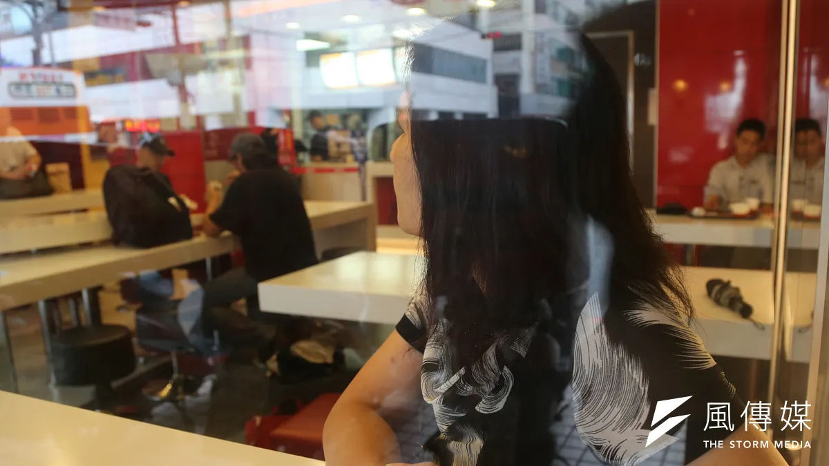 許多職缺都把薪水壓在基本工資上,但要不是和公司打了一場官司,也許小玲不會知道,自己過去應徵的許多工作薪資甚至遠低於基本工資。(吳逸驊攝)