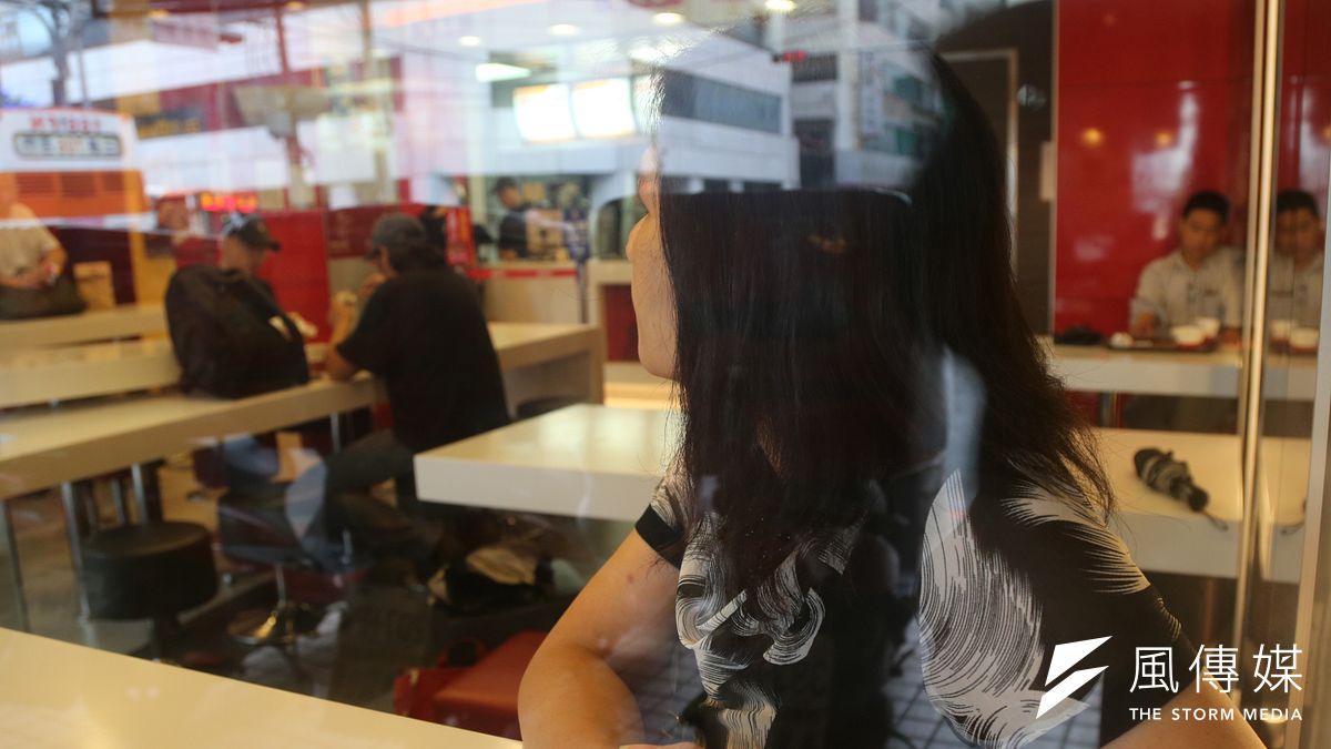 許多職缺都把薪水壓在基本工資上,但要不是和公司打了一場官司,也許小玲不會知道,自己過去應徵的許多工作薪資甚至遠低於基本工資。(吳逸驊攝) 許多職缺都把薪水壓在基本工資上,但要不是和公司打了一場官司,也許小玲不會知道,自己過去應徵的許多工作薪資甚至遠低於基本工資。(吳逸驊攝)