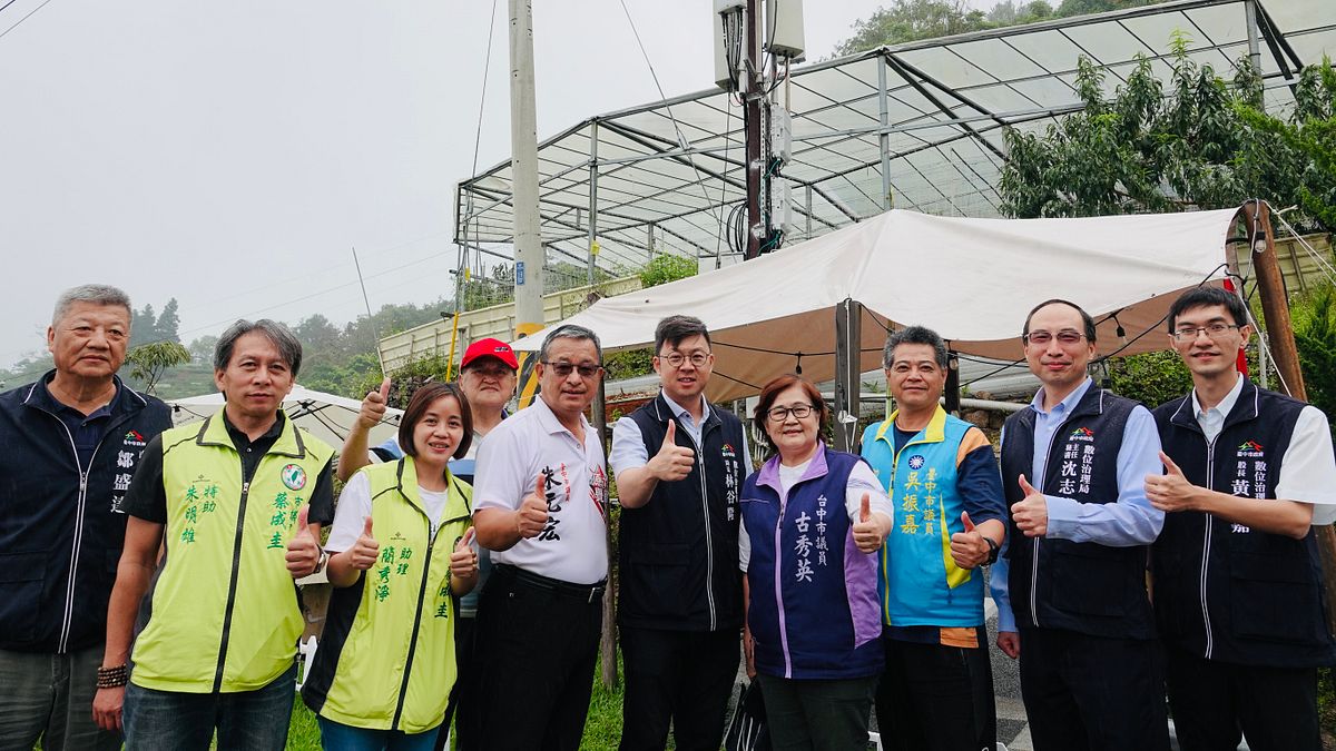 中市府數位局長林谷隆在地方民意代表共同見證下,勘啟用和平區八仙山行動通訊基礎設施,改善和平區裡冷部落及八仙山茶園一帶行動通訊。(圖/台中市政府) 中市府數位局長林谷隆在地方民意代表共同見證下,勘啟用和平區八仙山行動通訊基礎設施,改善和平區裡冷部落及八仙山茶園一帶行動通訊。(圖/台中市政府)