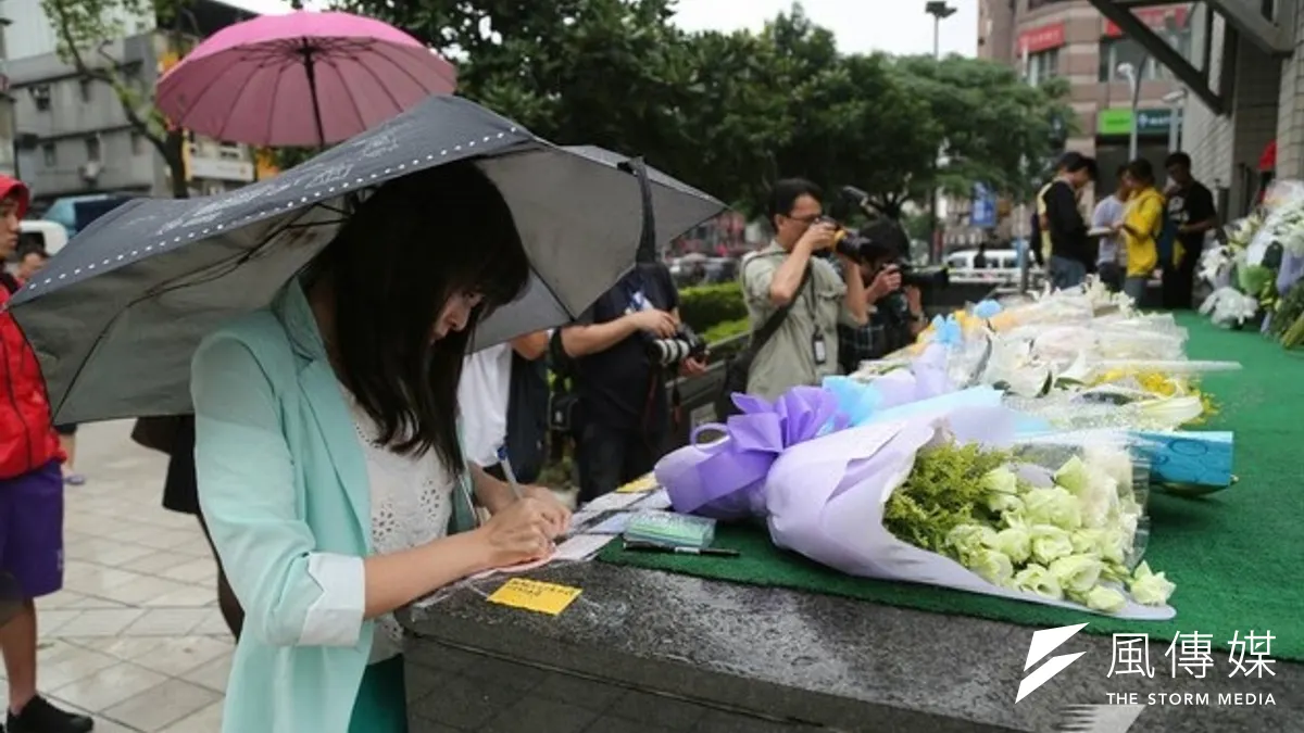 台北捷運發生隨機殺人事件後,民眾在江子翠車站獻花,整個社會都需要走出這座巨大的傷痛迷宮。(余志偉攝)