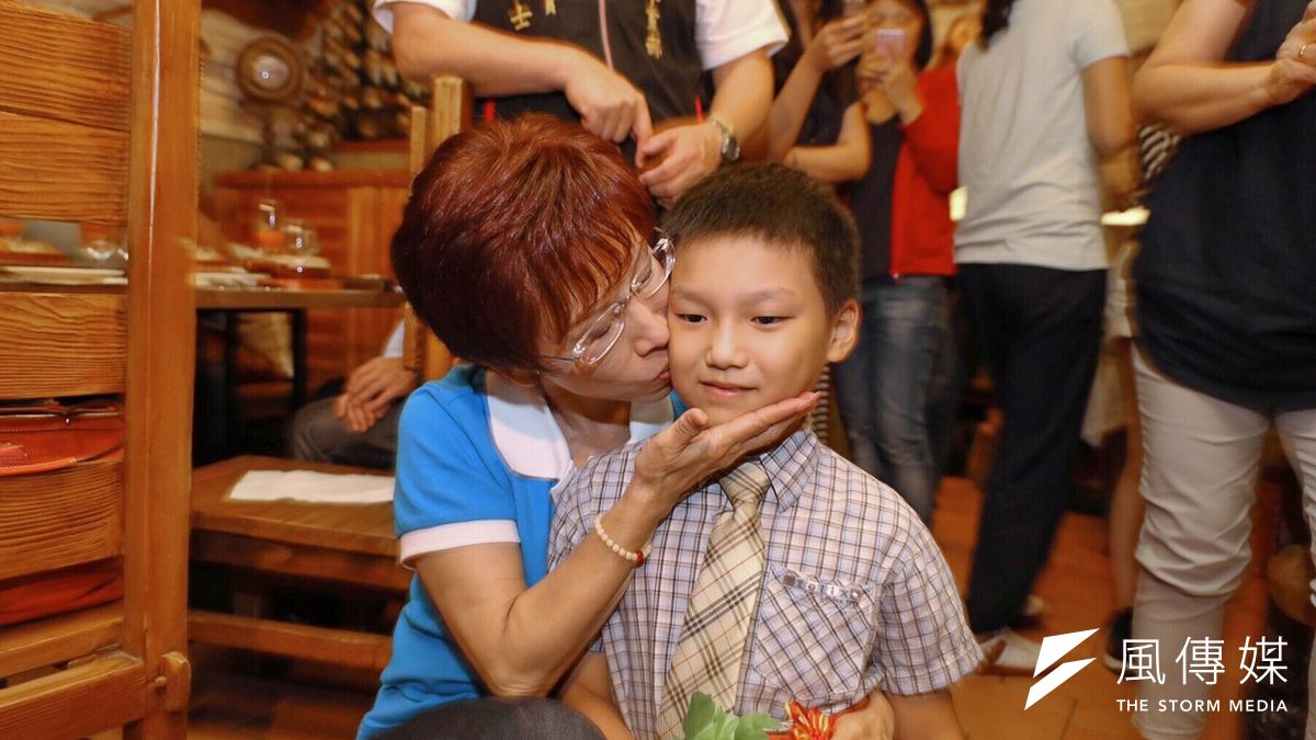 小男孩主動送上「菜頭」,希望「柱柱阿姨」收下,國民黨總統參選人洪秀柱(左)開心地親親小男孩。(蔡耀徵攝) 小男孩主動送上「菜頭」,希望「柱柱阿姨」收下,國民黨總統參選人洪秀柱(左)開心地親親小男孩。(蔡耀徵攝)