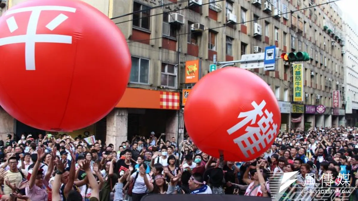 為了讓婚姻平權民法修正草案順利在立院過關,民進黨立委尤美女準備舉行公聽會。(圖為支持同性平權的彩虹圍城行動,葉信菉攝)