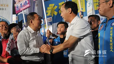 國民黨新北市長候選人侯友宜(左)陣營21日晚間在新北中和區823紀念公園舉行造勢晚會,侯友宜終於和新北市長朱立倫(右)「同框」,並高喊「凍蒜」。(甘岱民攝)