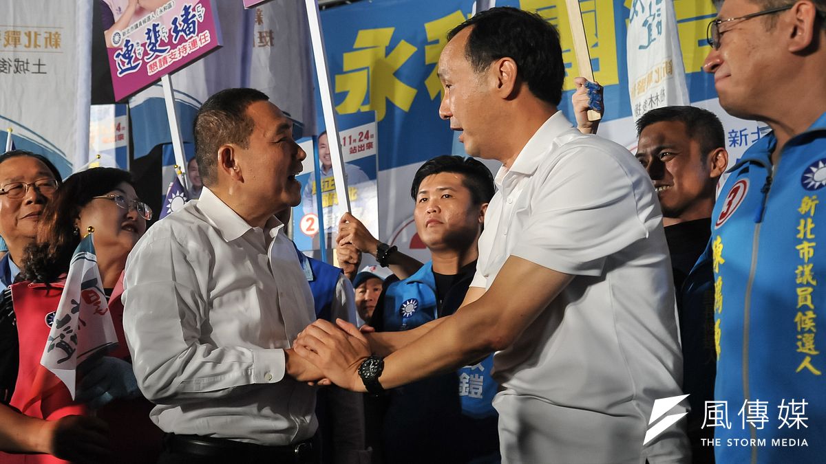 國民黨新北市長候選人侯友宜(左)陣營21日晚間在新北中和區823紀念公園舉行造勢晚會,侯友宜終於和新北市長朱立倫(右)「同框」,並高喊「凍蒜」。(甘岱民攝) 國民黨新北市長候選人侯友宜(左)陣營21日晚間在新北中和區823紀念公園舉行造勢晚會,侯友宜終於和新北市長朱立倫(右)「同框」,並高喊「凍蒜」。(甘岱民攝)