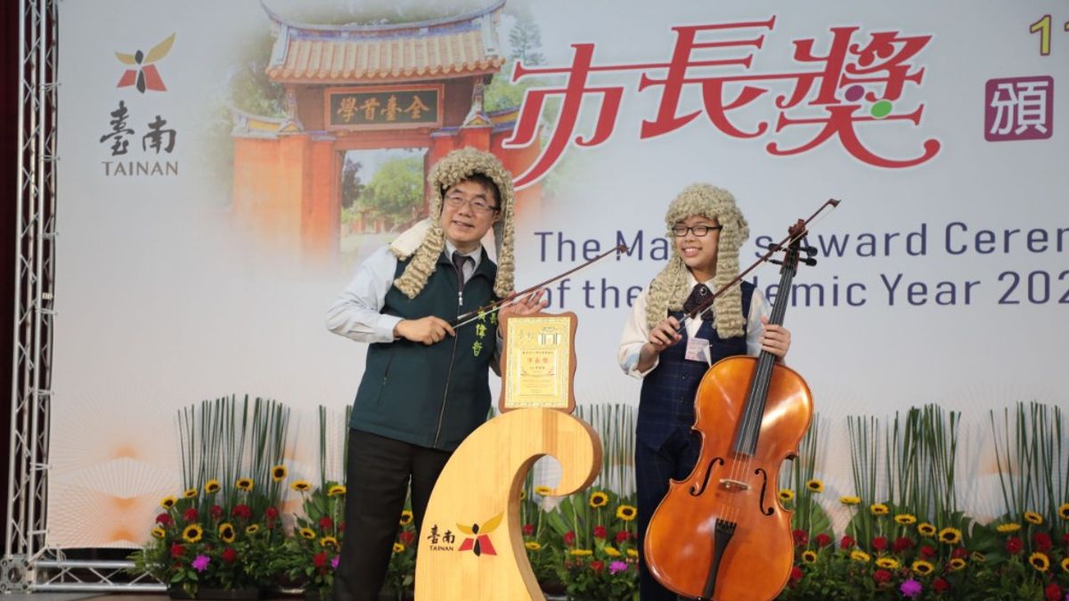 黃偉哲市長陪你拍分6場次舉行,同學身著家族傳統服飾,或攜帶扯鈴、跳繩、樂器等道具表現才藝,或擺出精心設計的創意姿勢展現個人魅力。(圖/台南市府提供) 黃偉哲市長陪你拍分6場次舉行,同學身著家族傳統服飾,或攜帶扯鈴、跳繩、樂器等道具表現才藝,或擺出精心設計的創意姿勢展現個人魅力。(圖/台南市府提供)