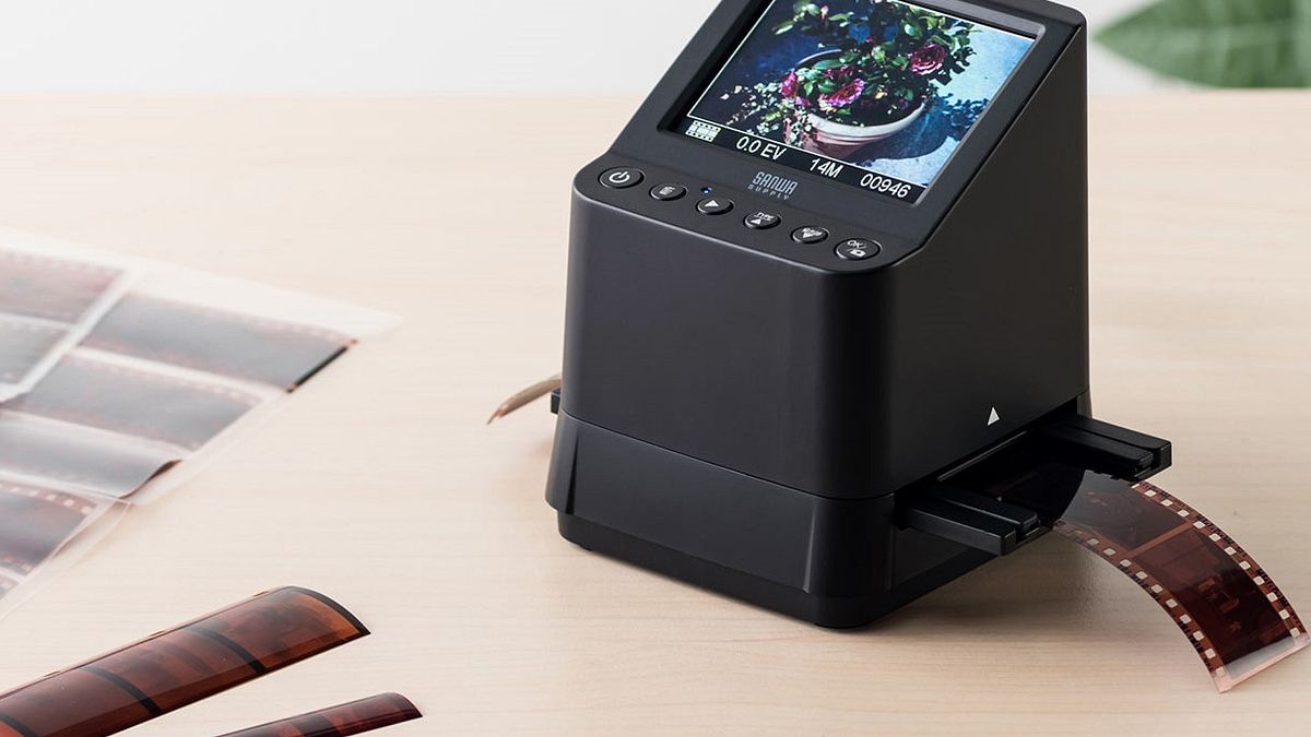 家裡積了一堆底片丟也不是留也不是?這款迷你掃描機支援 4 種規格的底片,在家就能自己將照片數位化沒煩惱。(圖/截自 Sanwa Supply,智慧機器人網提供) 家裡積了一堆底片丟也不是留也不是?這款迷你掃描機支援 4 種規格的底片,在家就能自己將照片數位化沒煩惱。(圖/截自 Sanwa Supply,智慧機器人網提供)