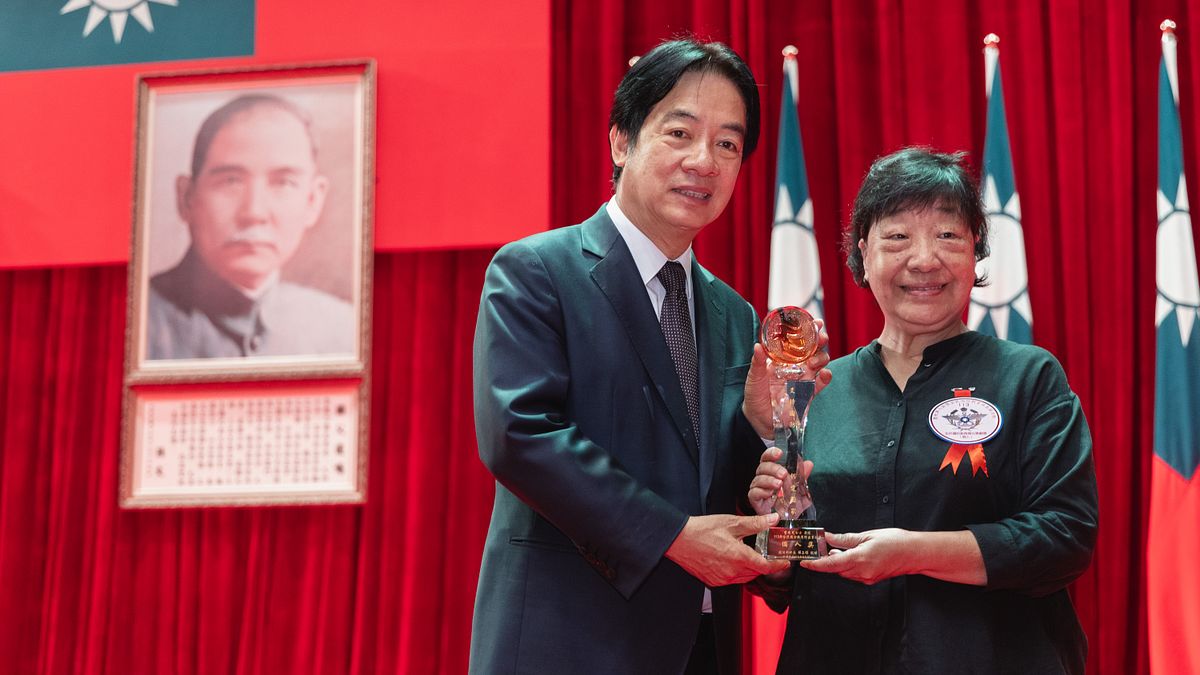 莊敬工家曾秀芝主任榮獲個人獎,由總統賴清德頒獎表揚。(圖/新北市教育局提供) 莊敬工家曾秀芝主任榮獲個人獎,由總統賴清德頒獎表揚。(圖/新北市教育局提供)