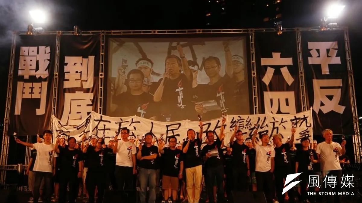 大批香港民眾4日以晚會紀念六四事件25周年,1星期後,北京當局發布《「一國兩制」在香港特別行政區的實踐》白皮書。(美聯社)