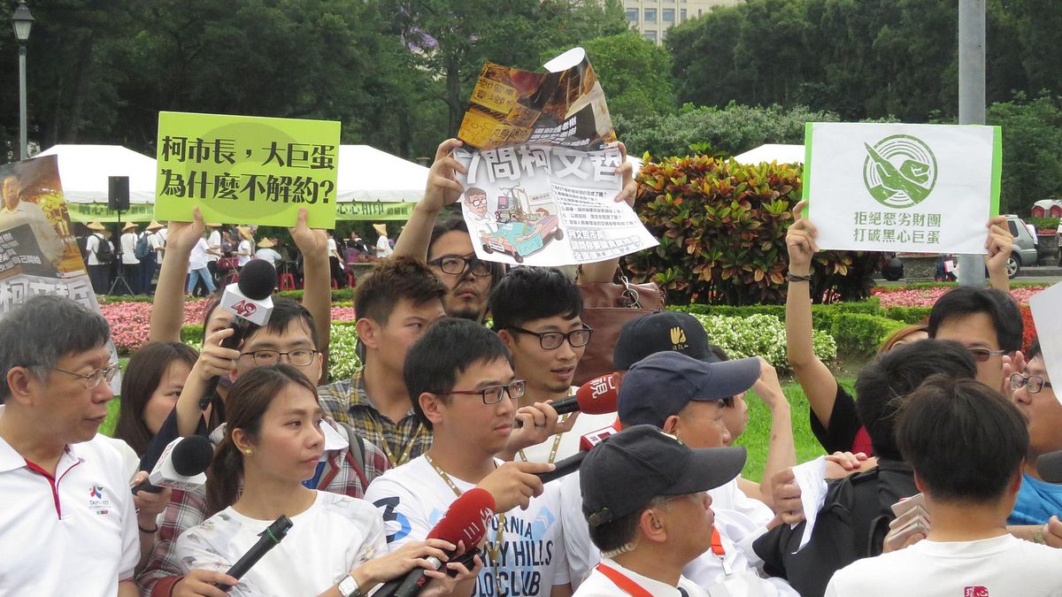 反對為了建大巨蛋移樹,松菸護樹志工團14日到國父紀念館堵參加活動的台北市長柯文哲。(松菸護樹提供) 反對為了建大巨蛋移樹,松菸護樹志工團14日到國父紀念館堵參加活動的台北市長柯文哲。(松菸護樹提供)