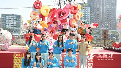 中華藝術學校多媒體動畫科獲得「高雄燈會藝術節-全國創意花燈競賽」高中職組燈王。(圖/徐炳文攝)