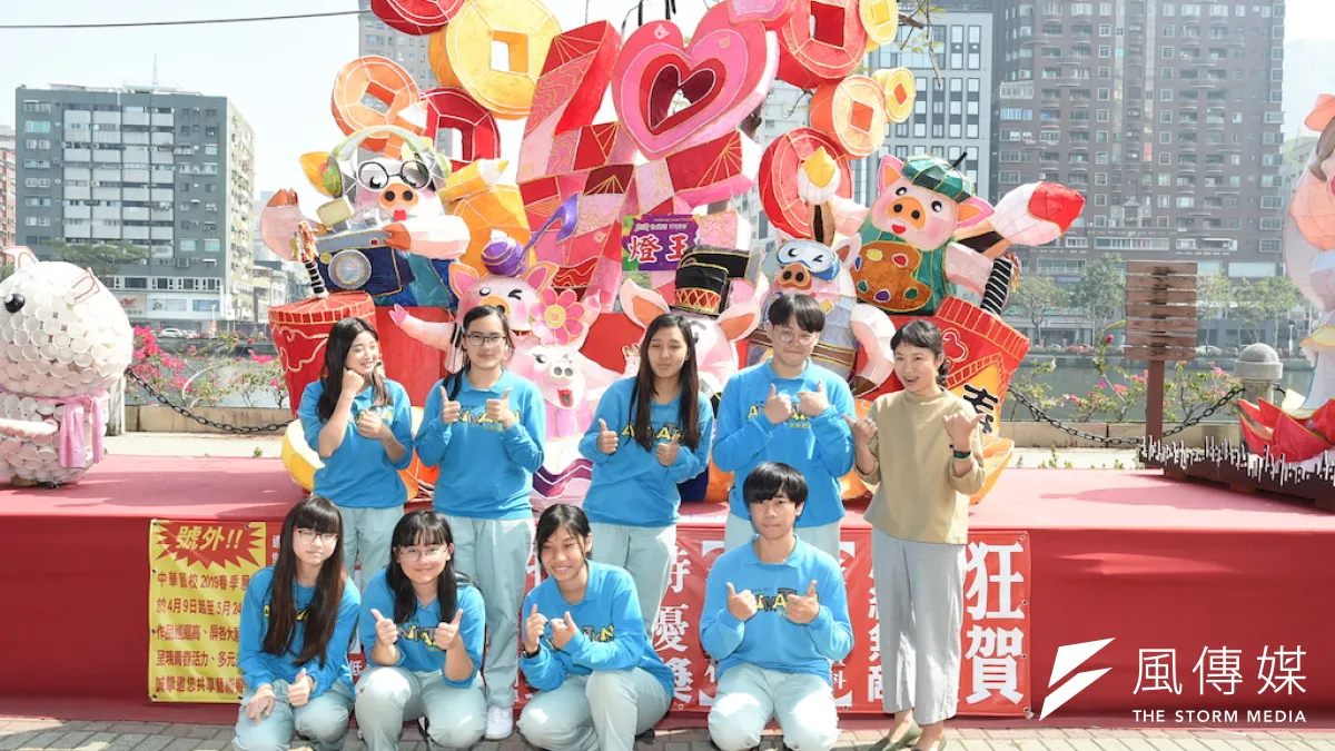 中華藝術學校多媒體動畫科獲得「高雄燈會藝術節-全國創意花燈競賽」高中職組燈王。(圖/徐炳文攝)