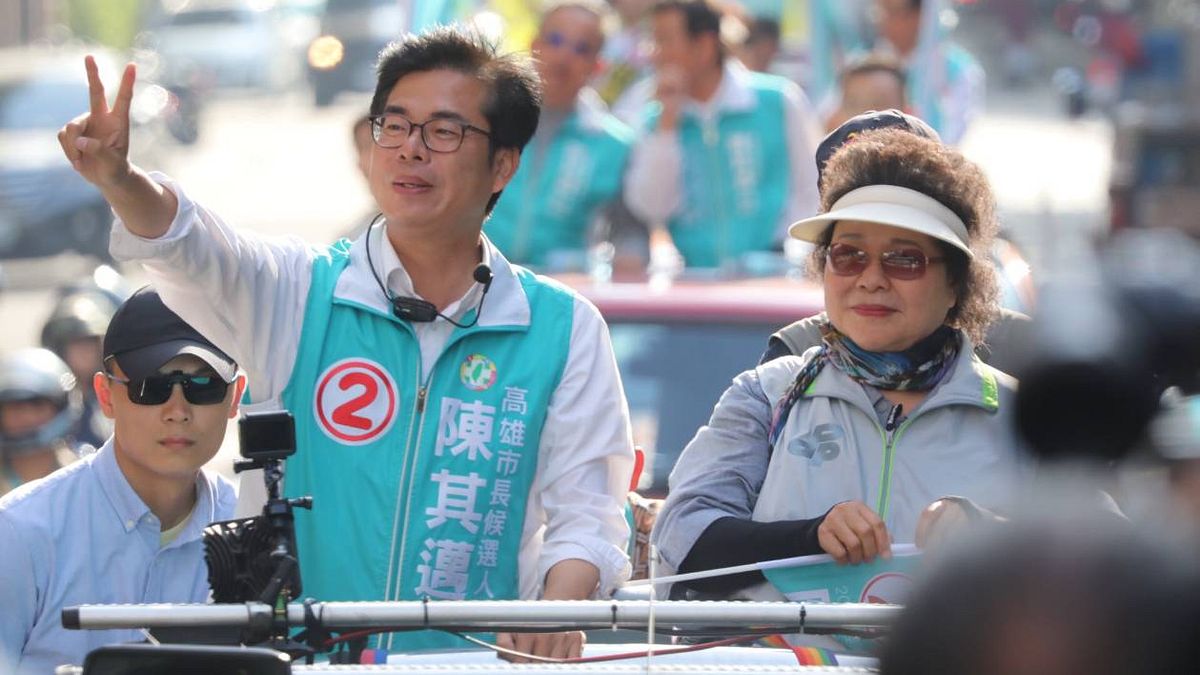 高雄選情激烈,總統府祕書長、前高雄市長陳菊陪高雄市長候選人陳其邁一起掃街,23日更首次一起開直播。((陳其邁辦公室提供) 高雄選情激烈,總統府祕書長、前高雄市長陳菊陪高雄市長候選人陳其邁一起掃街,23日更首次一起開直播。((陳其邁辦公室提供)