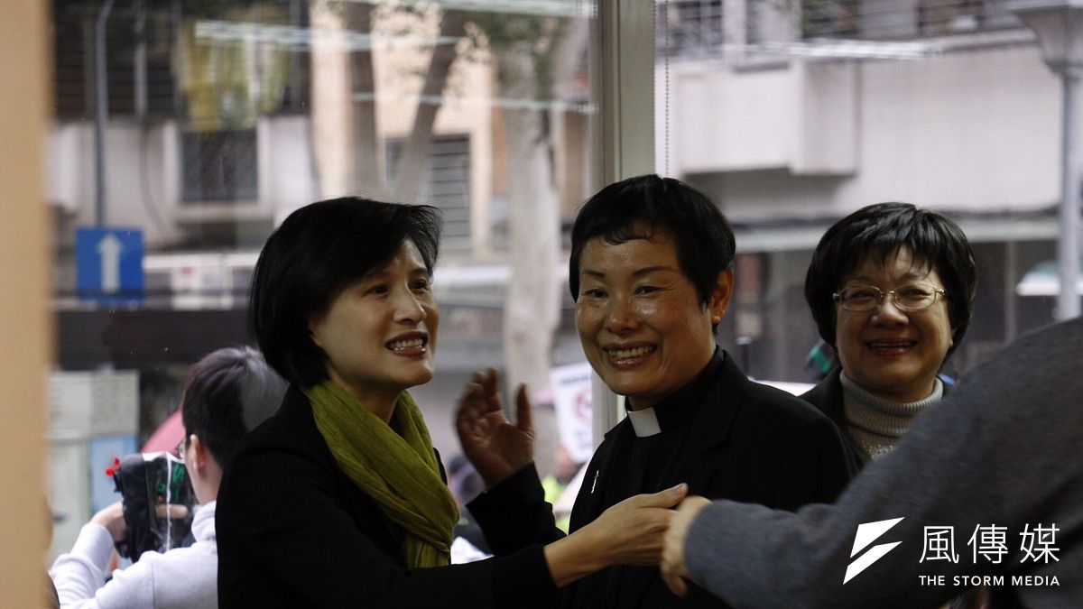 台北市義光教會會友指控牧師邱瓊苑,認為邱講道涉抄襲,作為也使部分會友在心靈層面受傷,但教會長老卻不處置。圖為邱瓊苑(右)日前迎接文化部長鄭麗君參加二二八追思禮拜。(資料照,台灣聯合國協進會提供) 台北市義光教會會友指控牧師邱瓊苑,認為邱講道涉抄襲,作為也使部分會友在心靈層面受傷,但教會長老卻不處置。圖為邱瓊苑(右)日前迎接文化部長鄭麗君參加二二八追思禮拜。(資料照,台灣聯合國協進會提供)