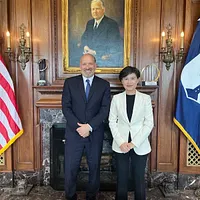 行政院台米経貿ワーキンググループが、鄭麗君副行政院長と米国商務長官ルートニック氏、米通商代表グリア氏の会談写真を公開した。(写真/行政院フェイスブック提供) 行政院台米経貿ワーキンググループが、鄭麗君副行政院長と米国商務長官ルートニック氏、米通商代表グリア氏の会談写真を公開した。(写真/行政院フェイスブック提供)