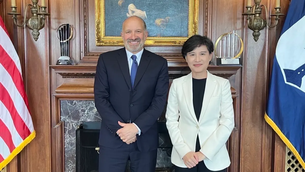 行政院台米経貿ワーキンググループが、鄭麗君副行政院長と米国商務長官ルートニック氏、米通商代表グリア氏の会談写真を公開した。(写真/行政院フェイスブック提供) 行政院台米経貿ワーキンググループが、鄭麗君副行政院長と米国商務長官ルートニック氏、米通商代表グリア氏の会談写真を公開した。(写真/行政院フェイスブック提供)