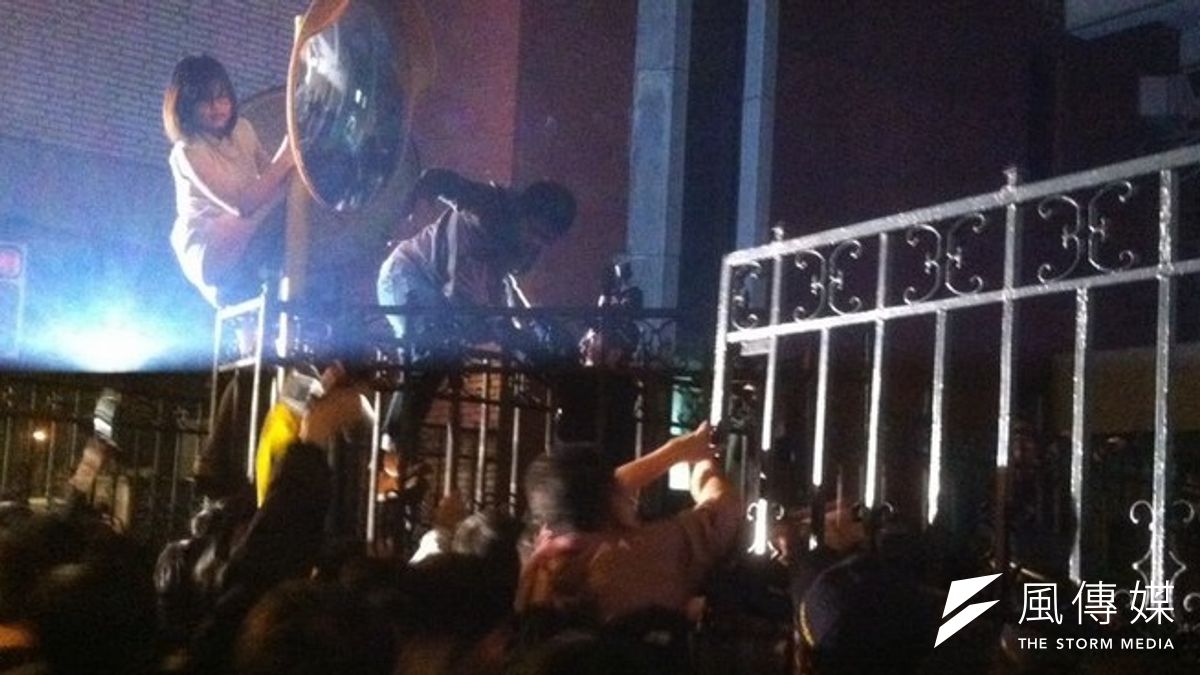 反服貿的團體318晚上發起佔領立法院行動,圖為從濟南路側攻入的民眾。(顏振凱攝) 反服貿的團體318晚上發起佔領立法院行動,圖為從濟南路側攻入的民眾。(顏振凱攝)