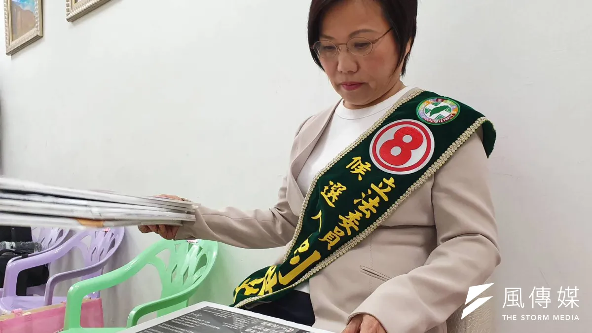 立委候選人劉世芳提出這四年所實踐的政績供全民檢視。(圖/徐炳文攝)