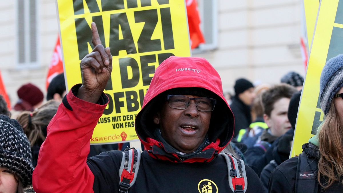 奧地利民眾抗議極右派自由黨總統候選人霍費爾,標語牌上寫著「總統府不要納粹」。(美聯社) 奧地利民眾抗議極右派自由黨總統候選人霍費爾,標語牌上寫著「總統府不要納粹」。(美聯社)