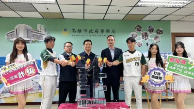 高市警察局長林炎田與刑事警察大隊長鄢志豪邀請高捷公司企劃副總、台鋼鷹球員紀慶然、陳飛霖及Wing Stars啦啦隊螢螢、李樂、恬魚、艾琳出席力挺一起打擊詐騙。(圖/高市警提供)