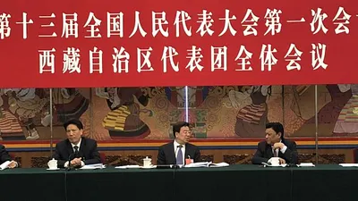 西藏代表團全體會議,中間為西藏自治區黨委書記吳英傑。(BBC中文網)