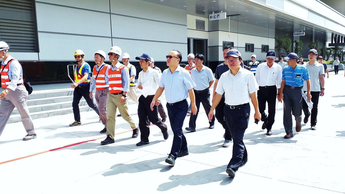 高雄市副市長史哲(前排右二)率工務局、交通局、捷運局並會同交通部鐵道局等單位前往鳳山等各車站視察,以瞭解各車站進出動線及轉乘設施情形。(圖/徐炳文攝) 高雄市副市長史哲(前排右二)率工務局、交通局、捷運局並會同交通部鐵道局等單位前往鳳山等各車站視察,以瞭解各車站進出動線及轉乘設施情形。(圖/徐炳文攝)