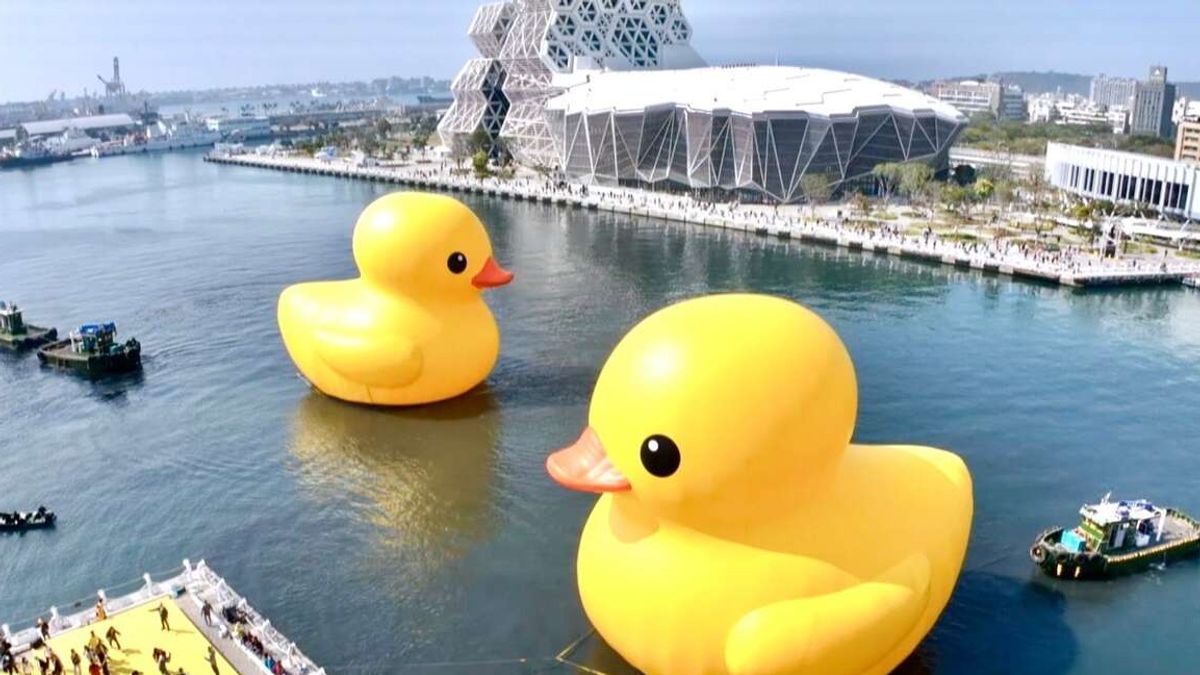 巨型黃色小鴨睽違10年再度「游」進高雄港!(圖/取自高雄旅遊網) 巨型黃色小鴨睽違10年再度「游」進高雄港!(圖/取自高雄旅遊網)