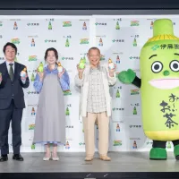 伊藤園は、1プッシュで1杯分を作れる新容器入りのインスタント茶を発表。笑福亭鶴瓶さんと野々村友紀子さんが、その手軽さや料理にかけて楽しむ新たなアレンジを体験した。(伊藤園PR事務局提供) 伊藤園は、1プッシュで1杯分を作れる新容器入りのインスタント茶を発表。笑福亭鶴瓶さんと野々村友紀子さんが、その手軽さや料理にかけて楽しむ新たなアレンジを体験した。(伊藤園PR事務局提供)