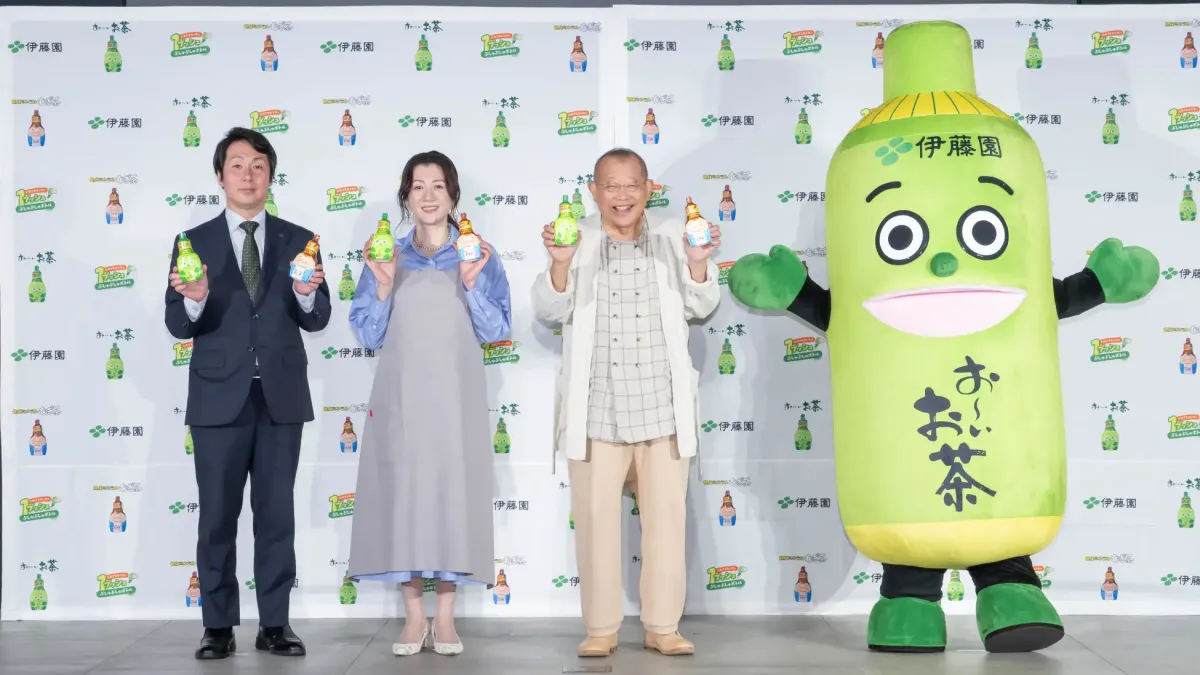 伊藤園は、1プッシュで1杯分を作れる新容器入りのインスタント茶を発表。笑福亭鶴瓶さんと野々村友紀子さんが、その手軽さや料理にかけて楽しむ新たなアレンジを体験した。(伊藤園PR事務局提供)