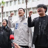 国民党台北市党部主任委員の黄呂錦茹氏が2ヶ月間勾留され、裁判所は延長を決定した。写真は国民党の徐巧芯立法委員(左から2番目)らが台北地検前で「黄呂主任委員、頑張れ」と声を上げる様子。(写真/顏麟宇撮影 国民党台北市党部主任委員の黄呂錦茹氏が2ヶ月間勾留され、裁判所は延長を決定した。写真は国民党の徐巧芯立法委員(左から2番目)らが台北地検前で「黄呂主任委員、頑張れ」と声を上げる様子。(写真/顏麟宇撮影