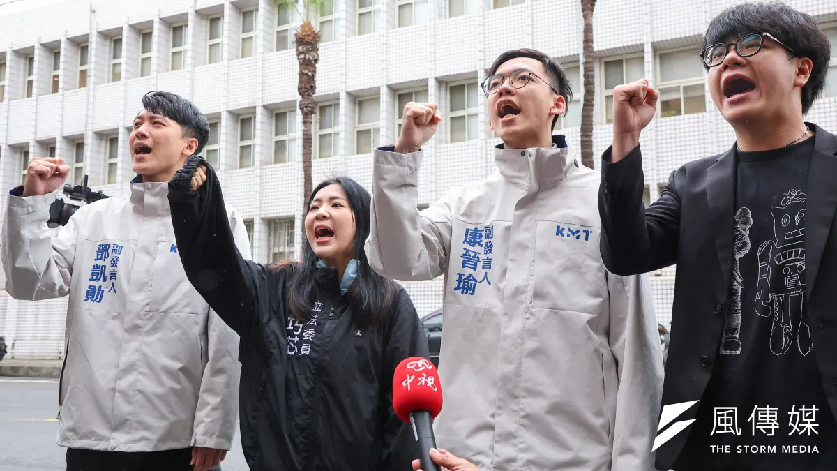 國民黨台北市黨部主委黃呂錦茹被羈押兩個月,法院裁定續押。圖為國民黨立委徐巧芯(左二)等人於北檢前高喊「黃呂主委加油」。(顏麟宇攝)