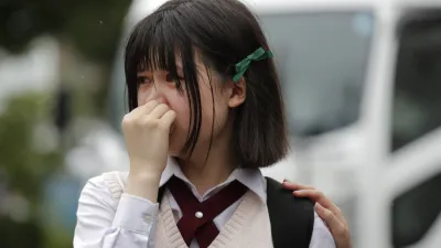 京都動畫第一工作室18日遭人惡意縱火,許多動漫迷與民眾事後都趕到現場哀悼追思。(美聯社)