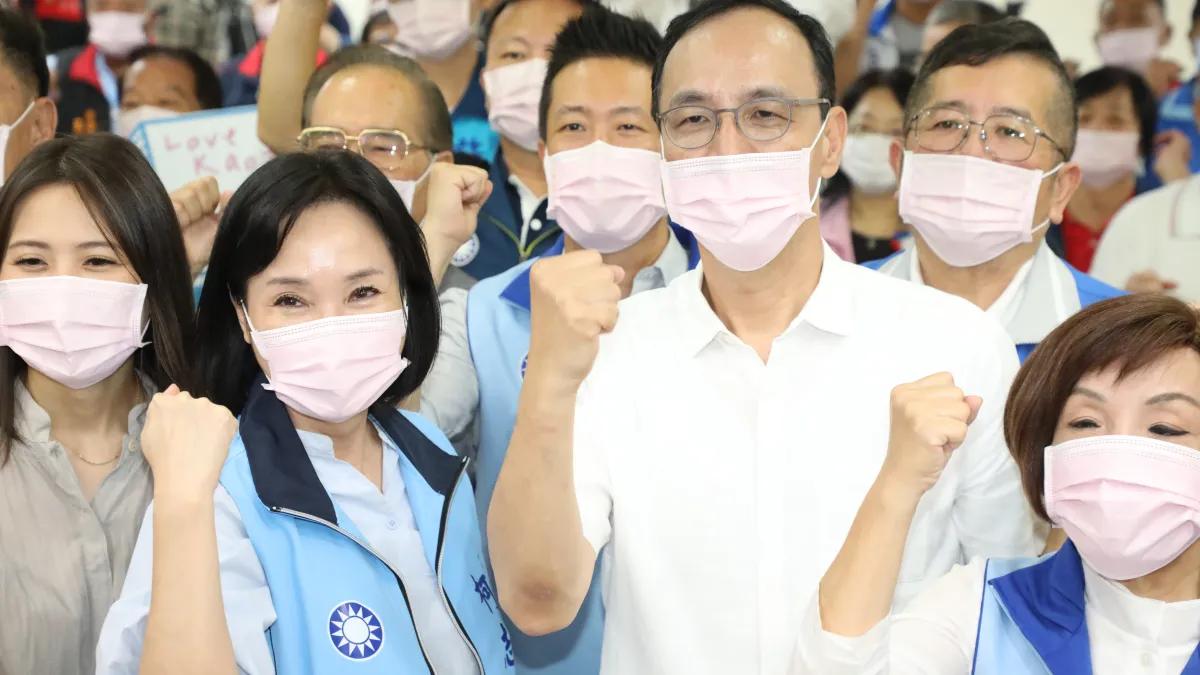 國民黨主席朱主席和國民黨高雄市長參選人柯志恩一同召開輔選會議。(國民黨提供)