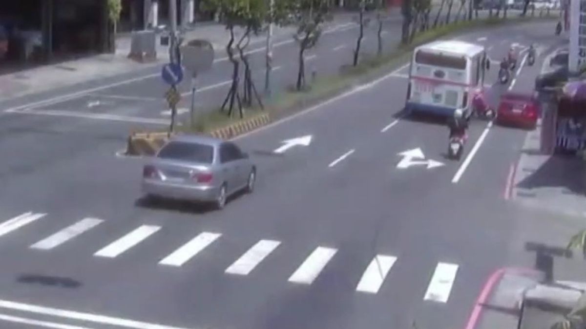 新北公車擦撞機車騎士、23歲運將嗆聲「他們活該找死」惹議。(圖/翻攝畫面) 新北公車擦撞機車騎士、23歲運將嗆聲「他們活該找死」惹議。(圖/翻攝畫面)