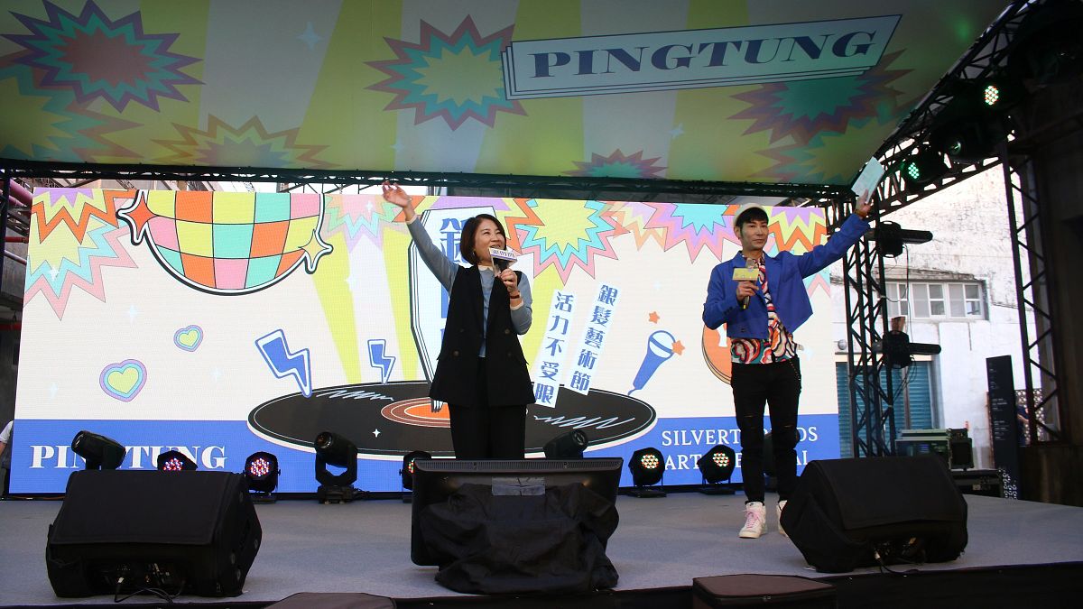 屏東縣政府在屏菸1936文化基地辦理銀閃閃銀髮藝術節,縣長周春米邀請大家共襄盛舉。(圖/屏東縣政府社會處提供) 屏東縣政府在屏菸1936文化基地辦理銀閃閃銀髮藝術節,縣長周春米邀請大家共襄盛舉。(圖/屏東縣政府社會處提供)
