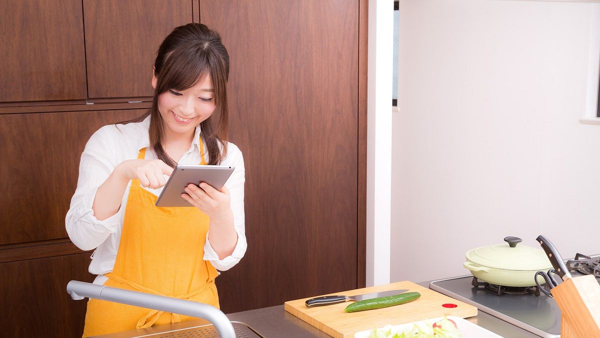 好好為自己煮頓飯,享受這過程,自然能吸收到源源不斷的活力,回饋於內在心靈而帶來自我肯定與穩定。(示意圖非本人/すしぱく@pakutaso) 好好為自己煮頓飯,享受這過程,自然能吸收到源源不斷的活力,回饋於內在心靈而帶來自我肯定與穩定。(示意圖非本人/すしぱく@pakutaso)