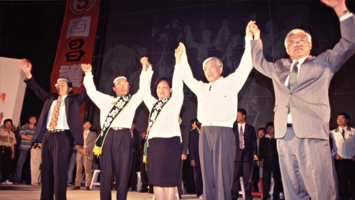 1997年,第13屆台北縣長候選人蘇貞昌(左二)舉辦選前之夜造勢晚會,當時的台北市長陳水扁(左一)、立委盧修一(右二)及台北縣長尤清(右一)為蘇貞昌站台。(取自開放博物館網站) 1997年,第13屆台北縣長候選人蘇貞昌(左二)舉辦選前之夜造勢晚會,當時的台北市長陳水扁(左一)、立委盧修一(右二)及台北縣長尤清(右一)為蘇貞昌站台。(取自開放博物館網站)
