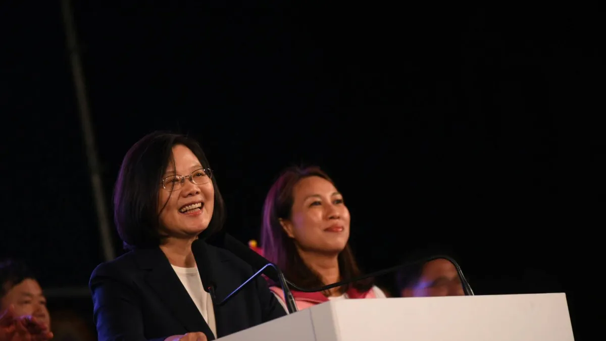 總統蔡英文16日出席民進黨花蓮縣長候選人劉曉玫造勢晚會時強調,給劉曉玫4年,保證花蓮一定脫胎換骨,「絕對不會是台灣落後的那一國」。(民進黨中央提供)